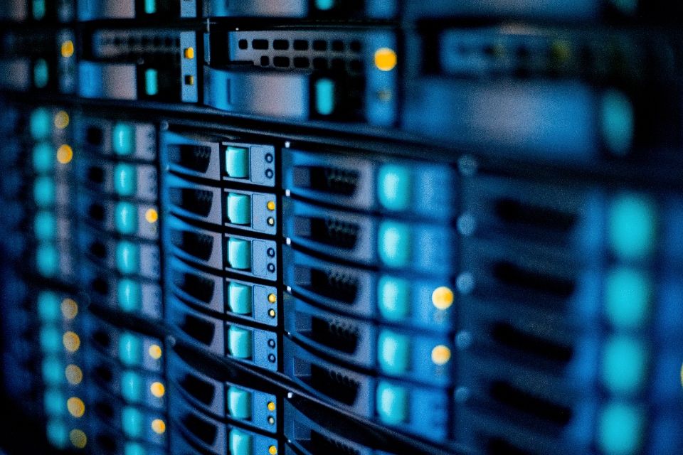 server_disk_slots.jpg